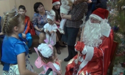 Дети были в восторге. В отдел полиции нагрянул Дед Мороз с мешком сладких подарков